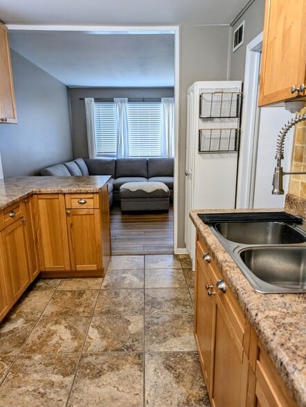 Building Photo - 2236 Warrick St