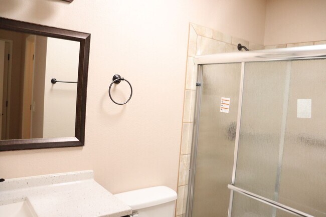 Building Photo - Nice Townhome