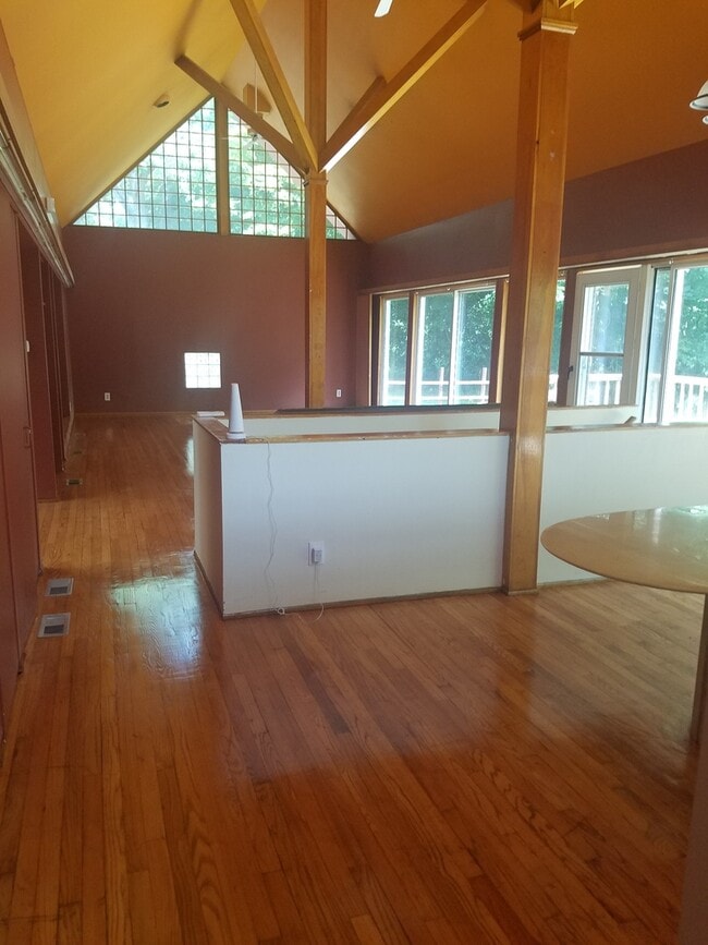 Building Photo - Single Family Home within walking distance to Quinnipiac