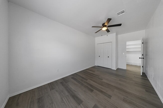 Building Photo - 3232 Parker Dr