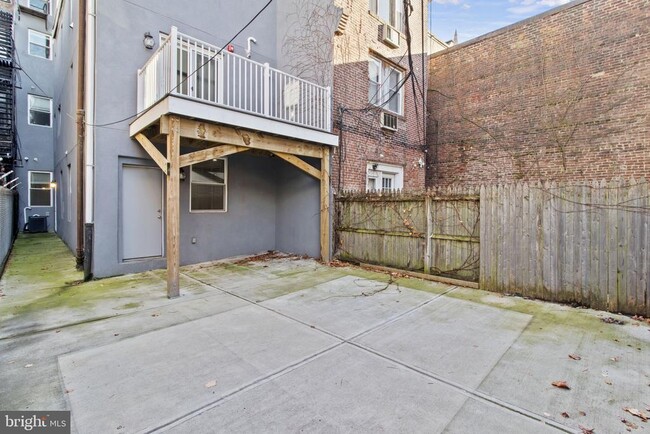 Building Photo - 418 S 15th St