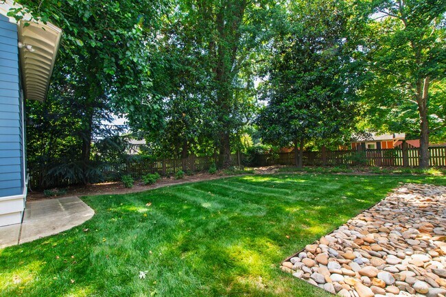 Building Photo - Custom Built 4BD, 4BA Home with Bonus Room...