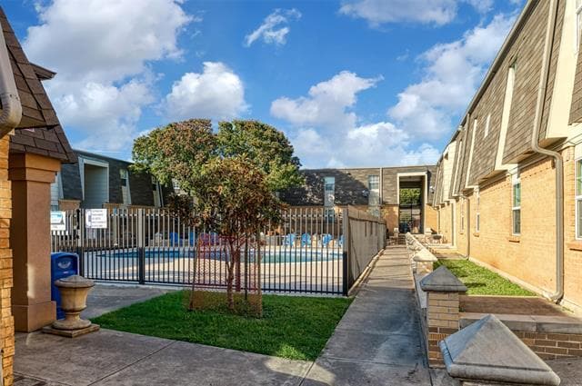 Building Photo - 7048 Glenview Dr