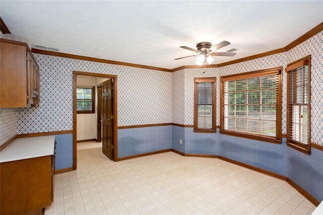 Building Photo - 179 Lakeside Dr NW