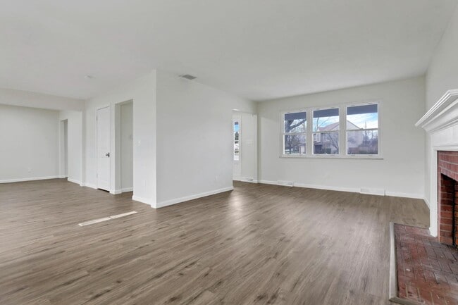 Building Photo - 3114 Kingswood Dr