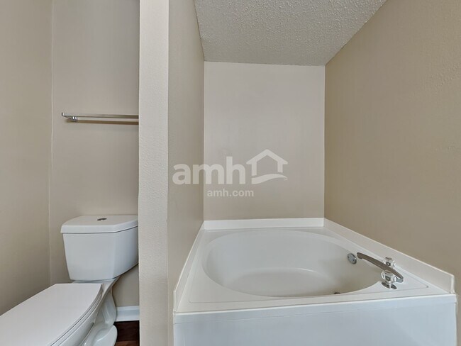 Building Photo - 1439 Round Lake Rd