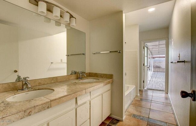 Building Photo - 6129 E Edgemont Ave