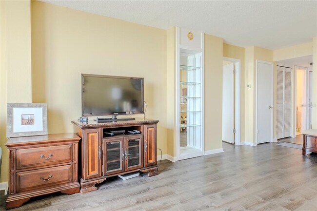 Building Photo - 2620 Cove Cay Dr