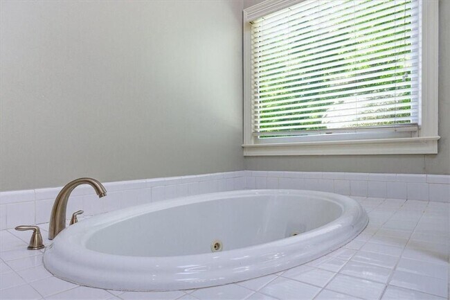 Building Photo - 210 Masters View Ct