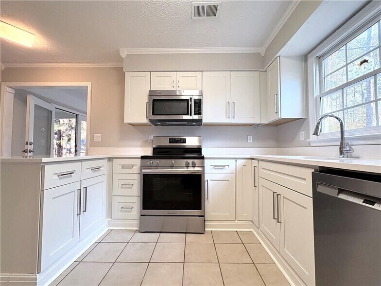 Building Photo - 1505 Yorktown Dr NW