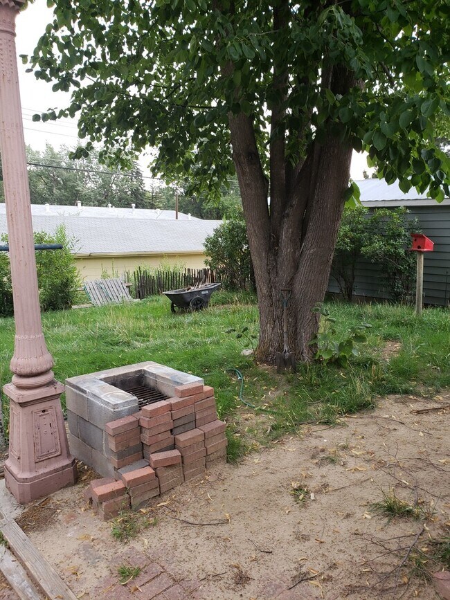 Building Photo - Cute 3 bedroom duplex FOR RENT on Uintah St.