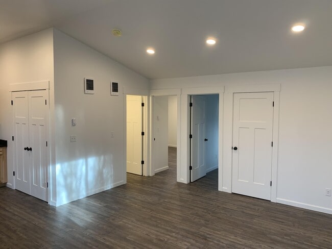 Building Photo - 414 Maple Dr