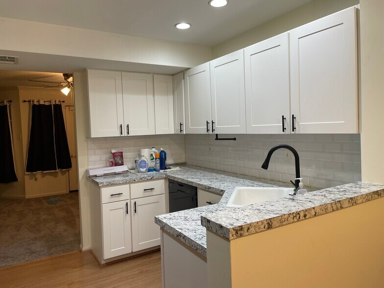 Building Photo - 8 Deer Run Ct