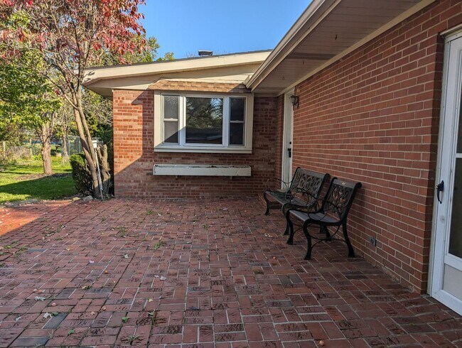 Building Photo - AVAILABLE NOW! Spacious 3 Bed / 2.5 Bath Home in Washington Twp with Basement!