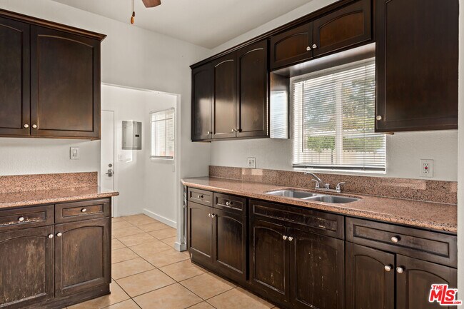 Building Photo - 2928 Walton Ave