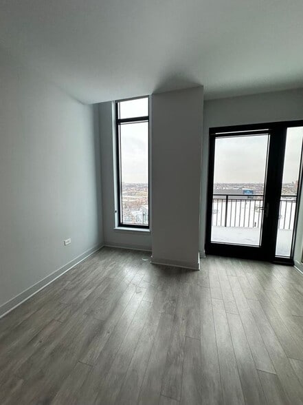 Building Photo - 1025 W Addison St