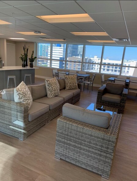 Building Photo - 321 NE 26th St