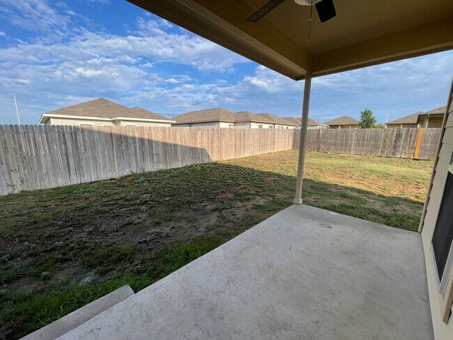 Building Photo - Luxury 3/2 duplex in great New Braunfels N...