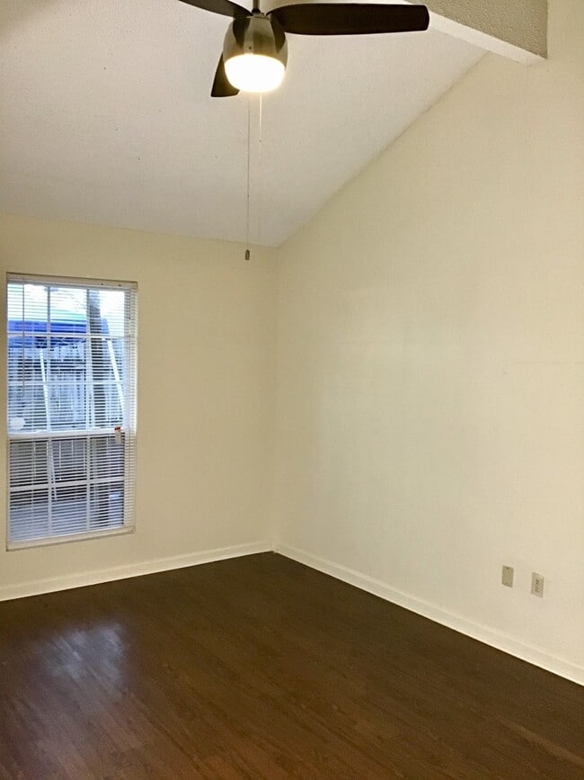 Building Photo - Beautiful 3 Bedroom Apartment. Great place...