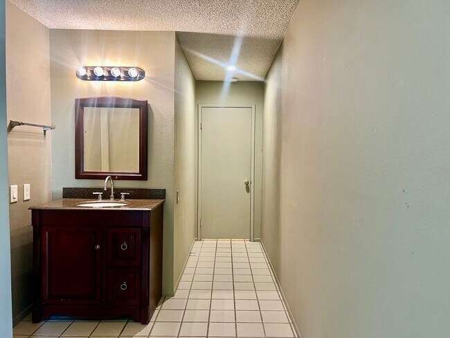 Building Photo - AVAILABLE NOW! 3 Bedroom 2 Bathroom POOL H...