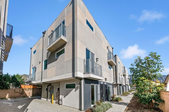 Building Photo - 13637 N Fellows Ave