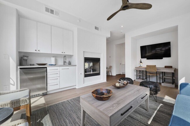 Building Photo - 50070 Vía De Moda