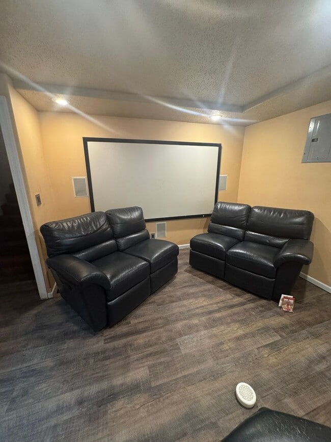 Building Photo - Beautiful 4 bedroom, 2 bathroom House