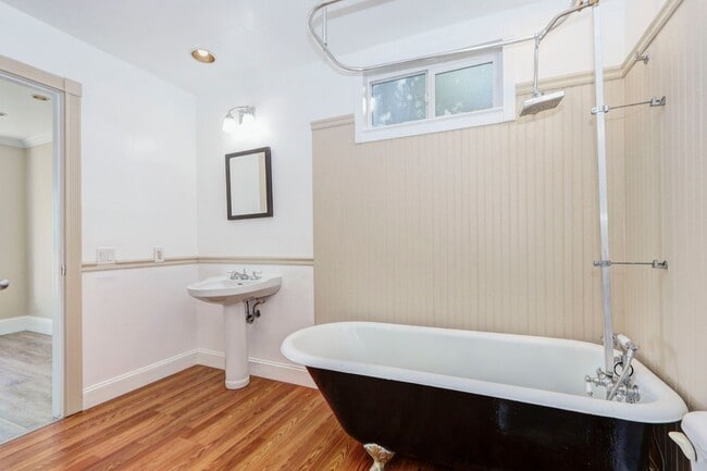 Building Photo - 2 Bed / 1 Bath townhome in sunny Potrero H...