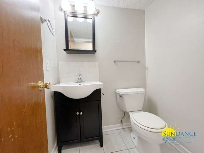 Building Photo - Quaint 2 Bedroom Townhouse in Fort Walton Beach!