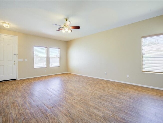 Building Photo - 3 Bedroom 2 Bathroom