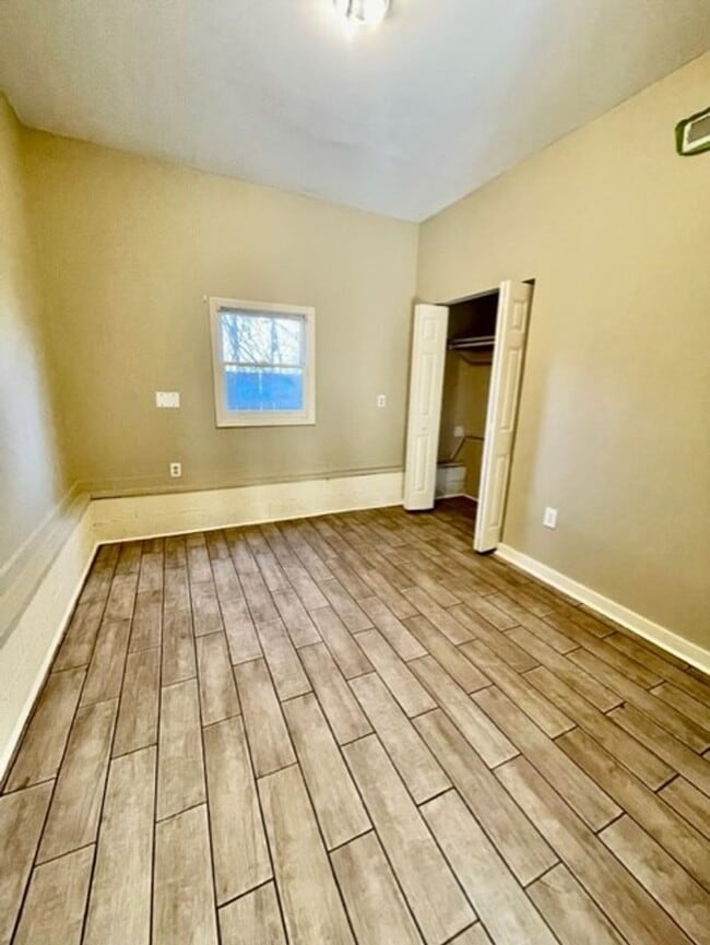 Building Photo - Adorable 2 Bedroom 1 Bath Apartment.Located in the Cotswold Area