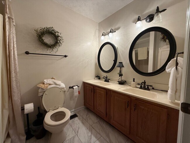 Building Photo - 3 Bedroom 2 Bathroom Fully Furnished Home in Greeneville, TN