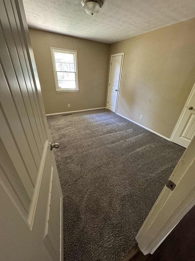 Building Photo - Cute 3 bedroom house in southwest Springfield!!