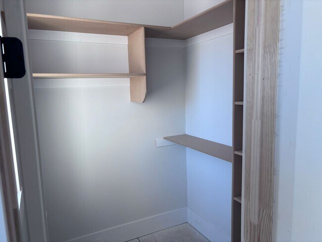 Building Photo - Beautiful 2 story with 6 bedrooms and swimming pool