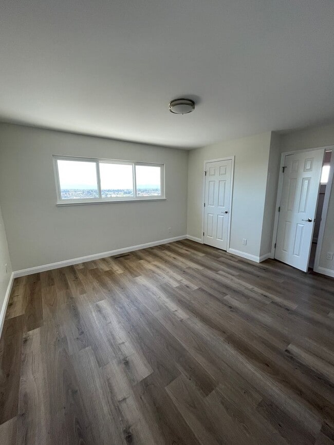 Building Photo - Newly Renovated 4 Bedroom Home with Views