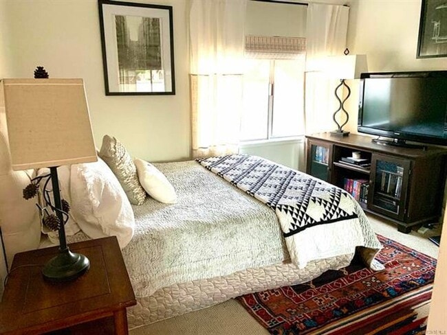 Building Photo - Beautiful Updated 2Br/2/Ba + Den W/ detach...