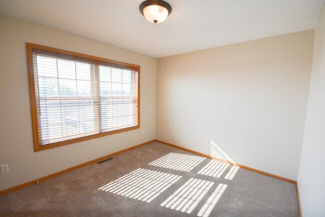 Building Photo - 2-story townhome in fantastic location!