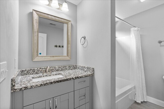 Building Photo - Move-In Ready Luxury in Island Point Estates
