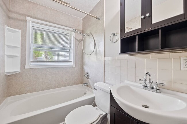 Building Photo - Three Bedroom Home!