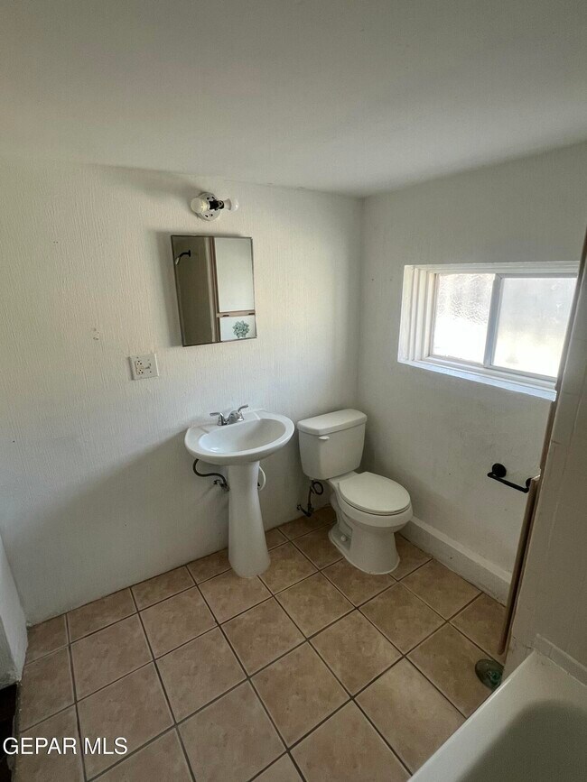 Building Photo - 3015 Altura Ave