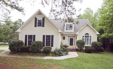 Building Photo - Inviting 3 Bed / 2.5 Bath Home Featuring Main Level Suite