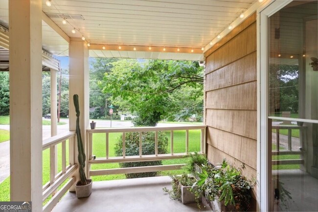 Building Photo - 1049 Brookdale Dr