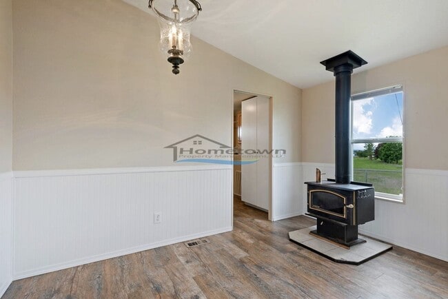 Building Photo - Country Home with Fenced Yard in Hayden!