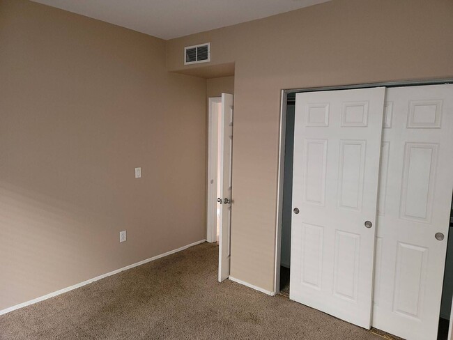 Building Photo - 2 story condo with 1 bedroom loft, 2 bathrooms and a 1 car attached garage.