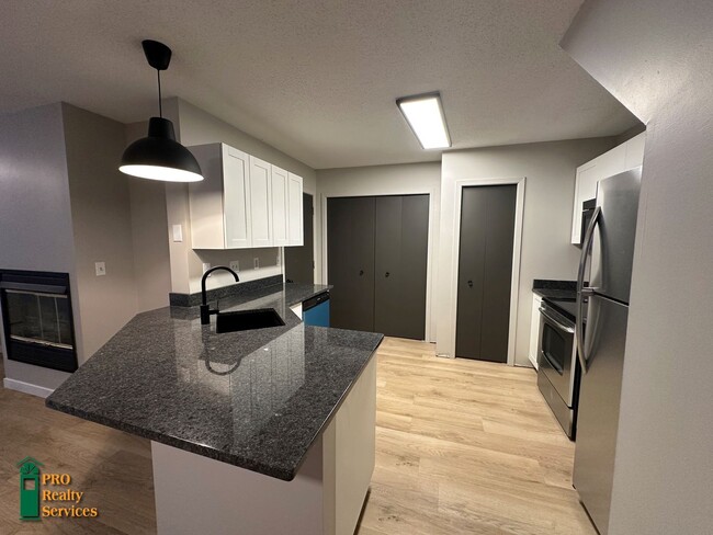 Building Photo - Recently Remodeled 2 Bedroom Townhome