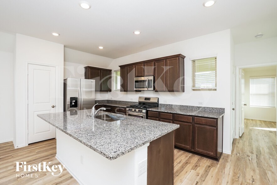 Building Photo - 7518 Oakmont Ave