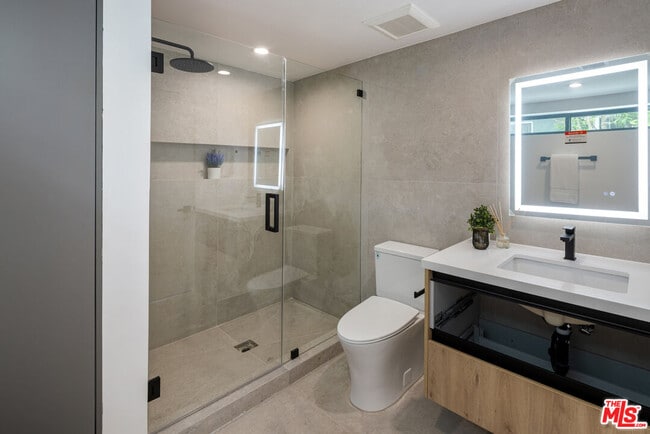 Building Photo - 1247 1/2 W Bellevue Ave