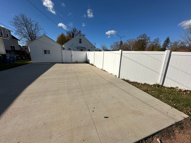 Building Photo - 715 W Thomas St