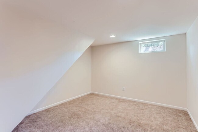 Building Photo - Beautiful Bungalow in Great Englewood Loca...