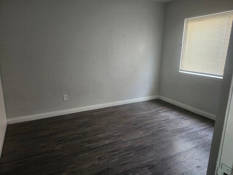 Building Photo - 3437 E Cheyenne Ave